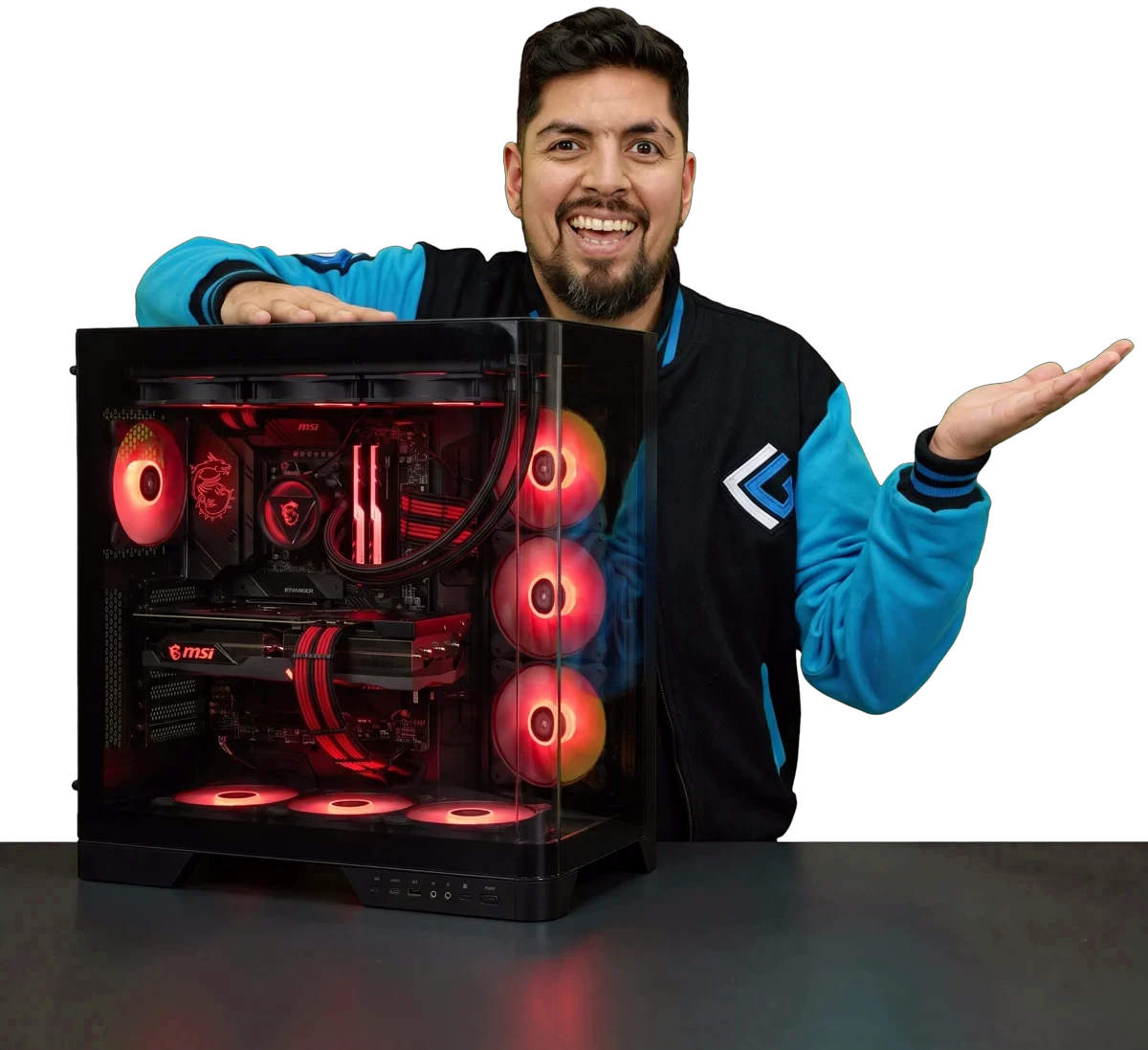 Delo, de Central Gamer, junto a un PC armado en gabinete MSI MAG PANO con luces rojas